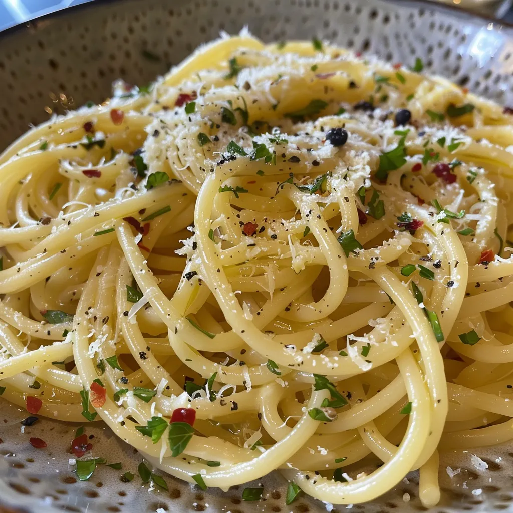 Espaguetis con ajo y perejil, mostrando la textura del queso rallado.