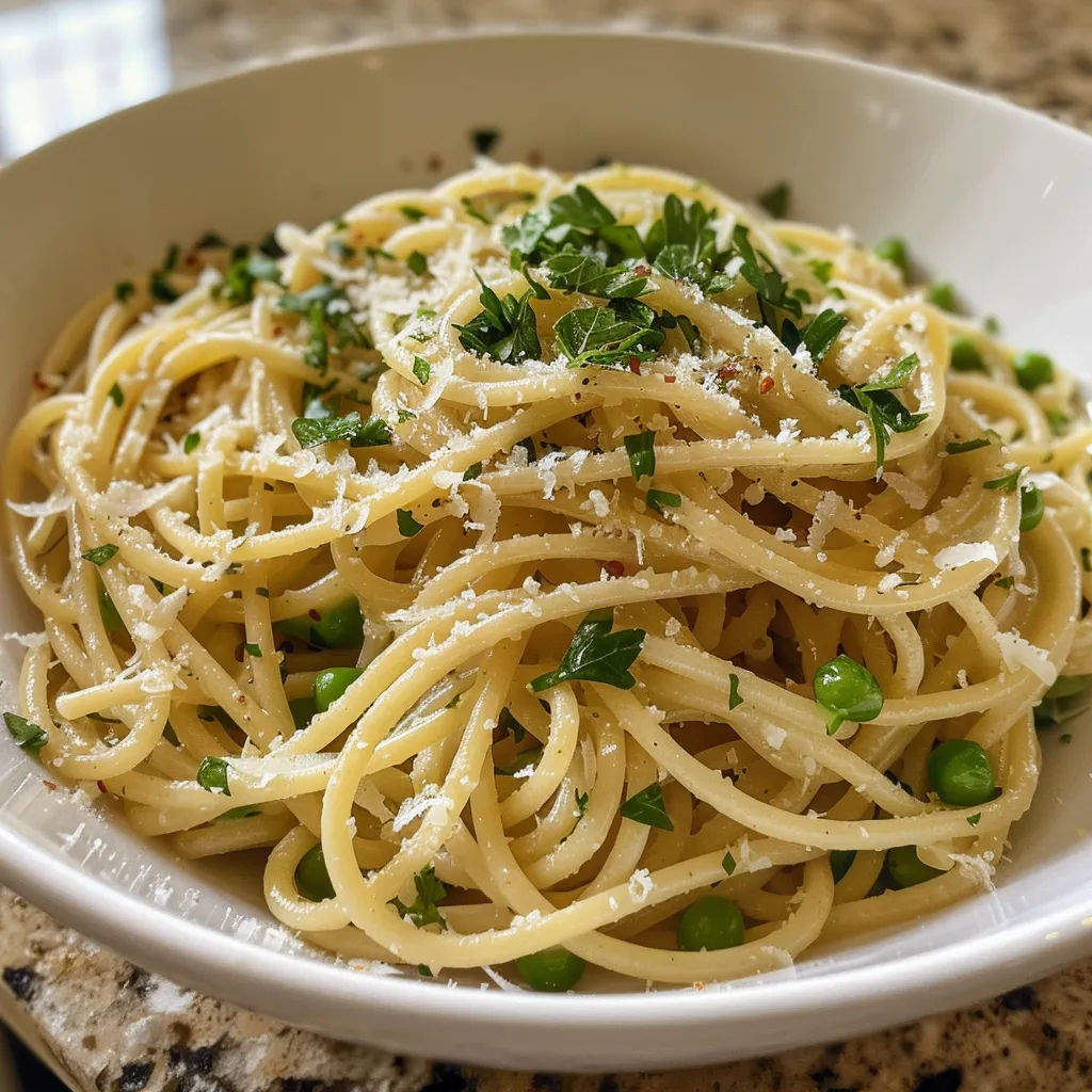 ['Placa de pasta de limón y ajo, con un primer plano de detalles jugosos.', 'Tazón de pasta con salsa de ajo y limón, presentado desde un lateral.', 'Imagen de pasta de limón y ajo con guisantes, mostrando su textura.', 'Porción de pasta vegana con ajo y limón, enfocando los ingredientes frescos.']