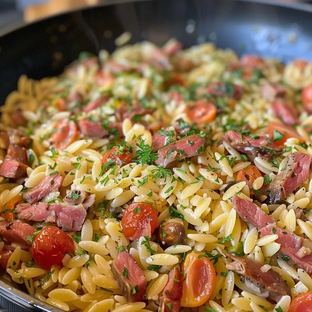 Placa de One-Pot Orzo con albóndigas en salsa.
