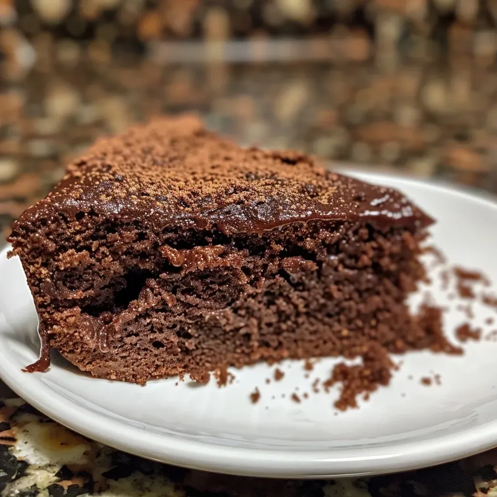 ['Pan de chocolate y canela en primer plano con textura jugosa.', 'Vista lateral de un delicioso pan de chocolate y canela.', 'Detalle de un pan de chocolate con canela, mostrando su esponjosidad.', 'Close up de un pan de chocolate y canela con brillo apetitoso.']