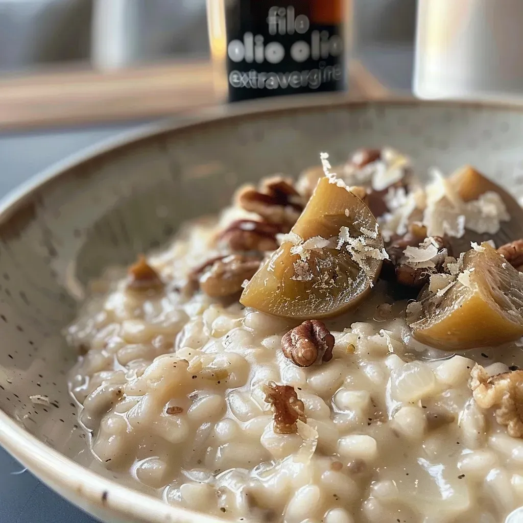 ['Risotto con uvas, gorgonzola y nueces en un plato.', 'Primer plano de risotto con ingredientes frescos.', 'Risotto cremoso con uvas, gorgonzola y nueces.', 'Porción de risotto uva gorgonzola e noci servida.']