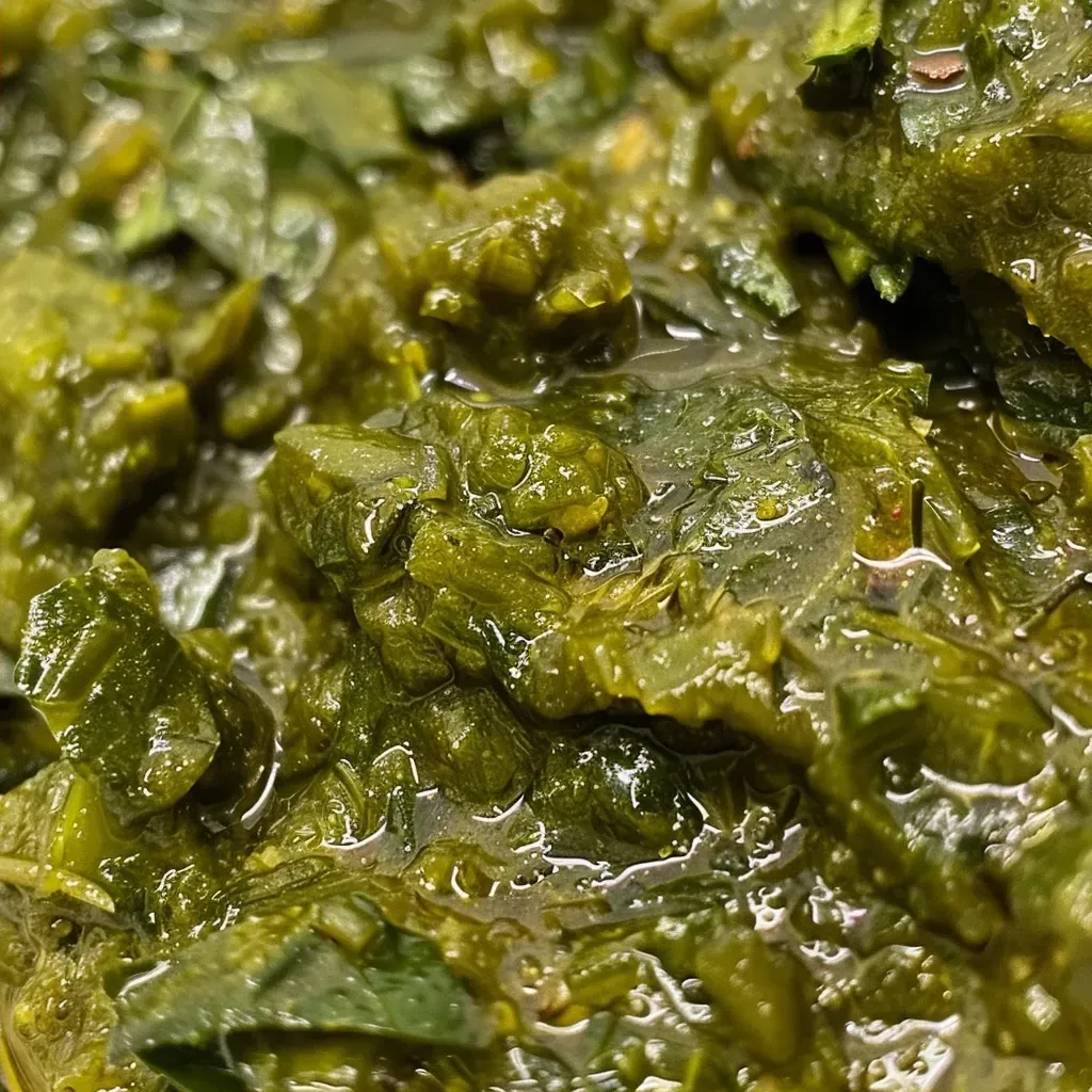 Primer plano de salsa de mantequilla con hojas de salvia.