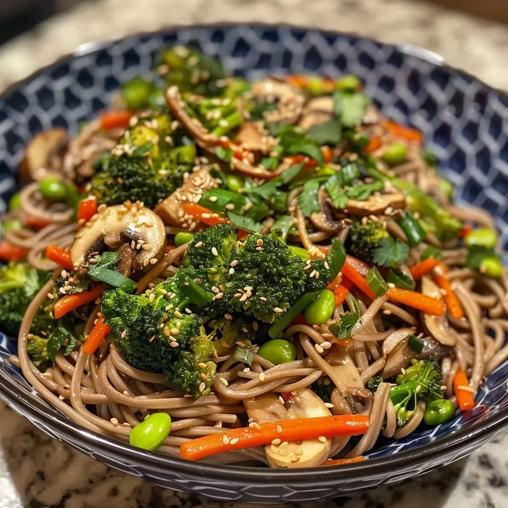 Fideos soba salteados con verduras frescas en un plato.